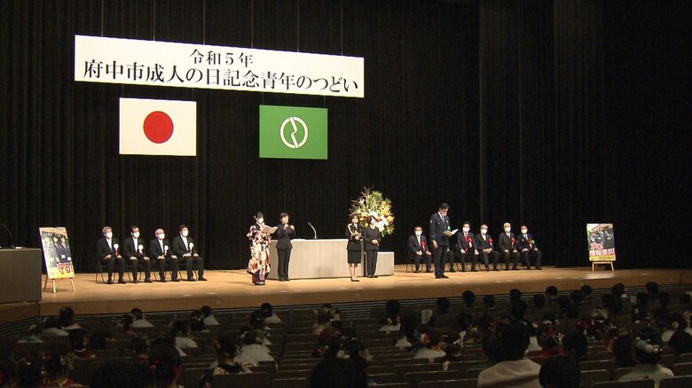 府中市で行われた成人式で、AKB48の向井地美音さんが特殊詐欺防止を訴えた（9日）