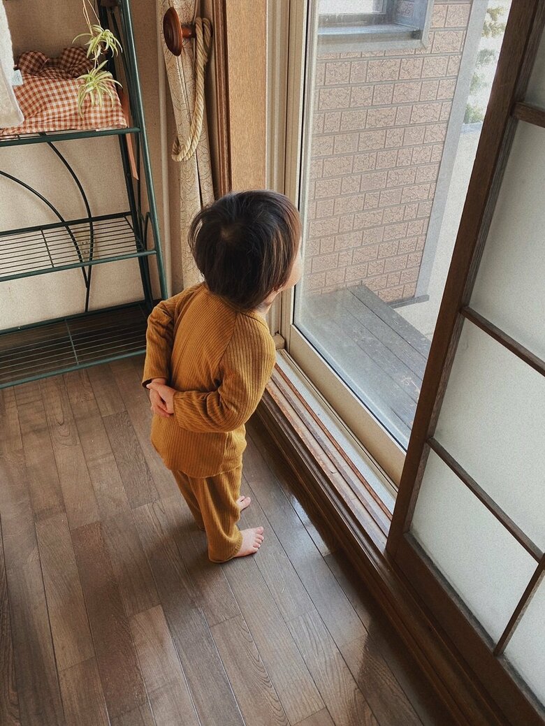 縁側タイム中の2歳息子さん