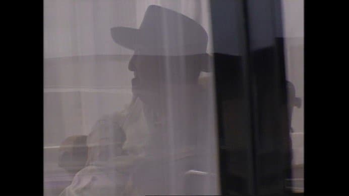 葉山御用邸に到着したバス車内の香淳皇后