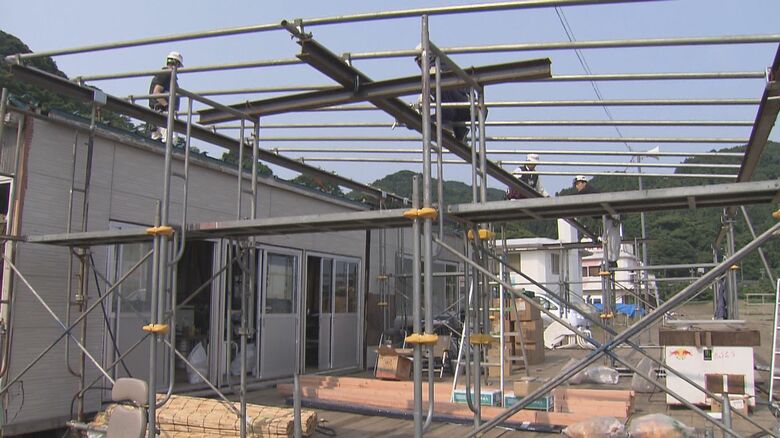 海の家の再建工事続く