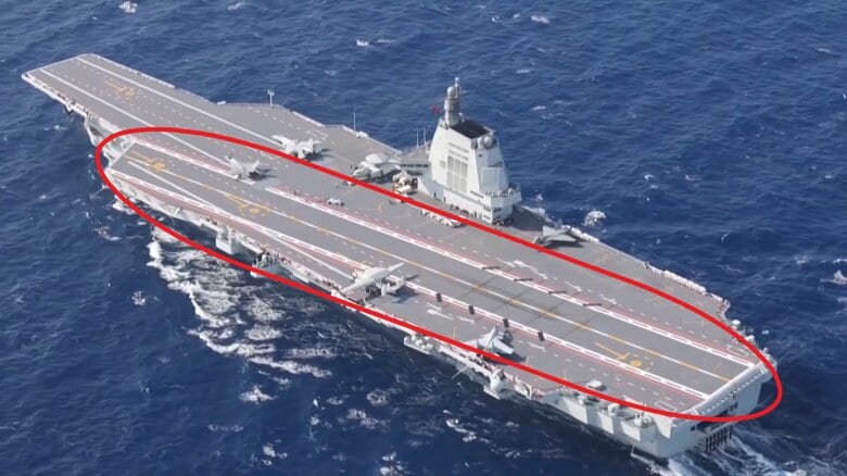 中国空母「福建」のアングルド・デッキ（赤枠）