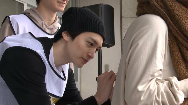 サインをする玉森裕太さん