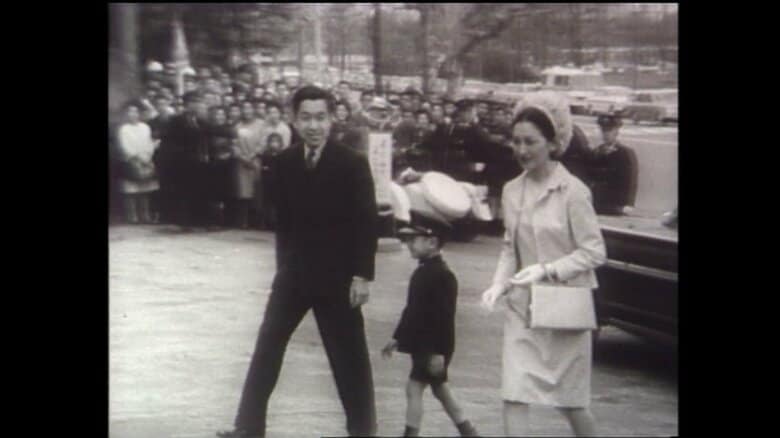 昭和41(1966)年4月　学習院初等科の入学式に出席される両陛下と皇太子さま
