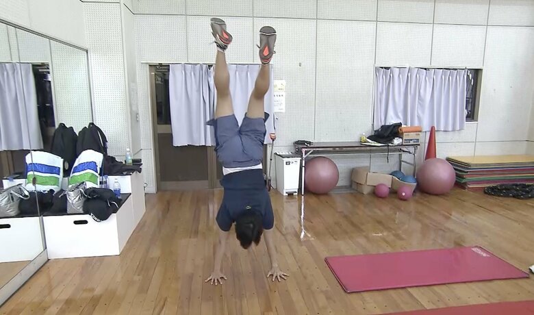 逆立ちも軽々とこなしてしまう