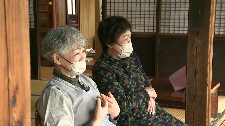 姉のきぬえさん（左）と三代子さん（右）