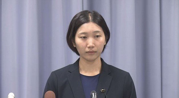 謝罪会見をする中山議員