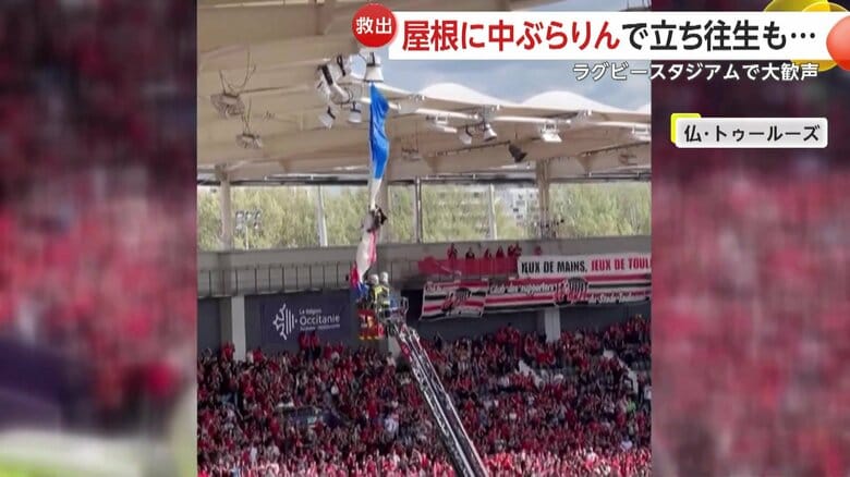 慎重にハシゴを伸ばし救出