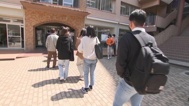 100円メニューを求めて並ぶ学生たち