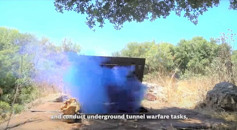 トンネルから有色の煙 ヤハロムはトンネル内での有毒ガスなどへの対処訓練も（イスラエル軍公式Youtubeより）