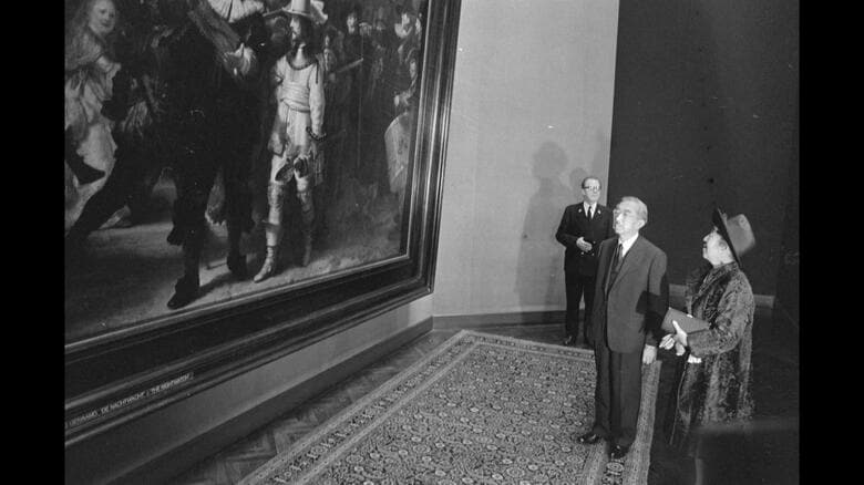 昭和46年　「夜警」を鑑賞する昭和天皇と香淳皇后（提供：The National Archives of the Netherlands）
