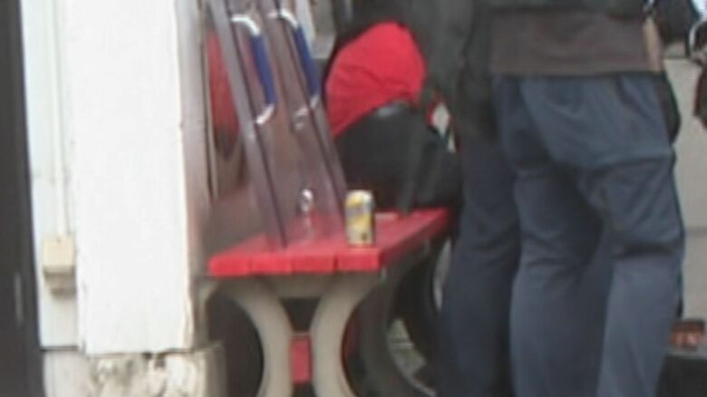 身柄を確保された中村被告