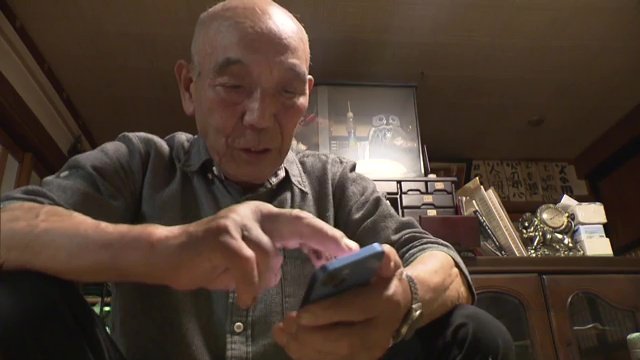 スマホは持っていたがアプリの存在は知らなかった長谷川さんも興味津々