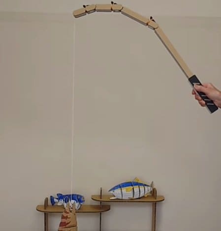 魚の重みでグイッとしなる竿