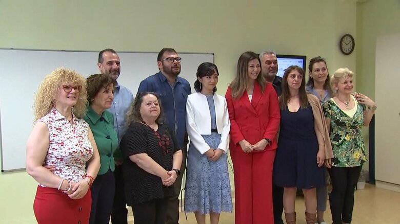 写真撮影に笑顔で応じられる佳子さま