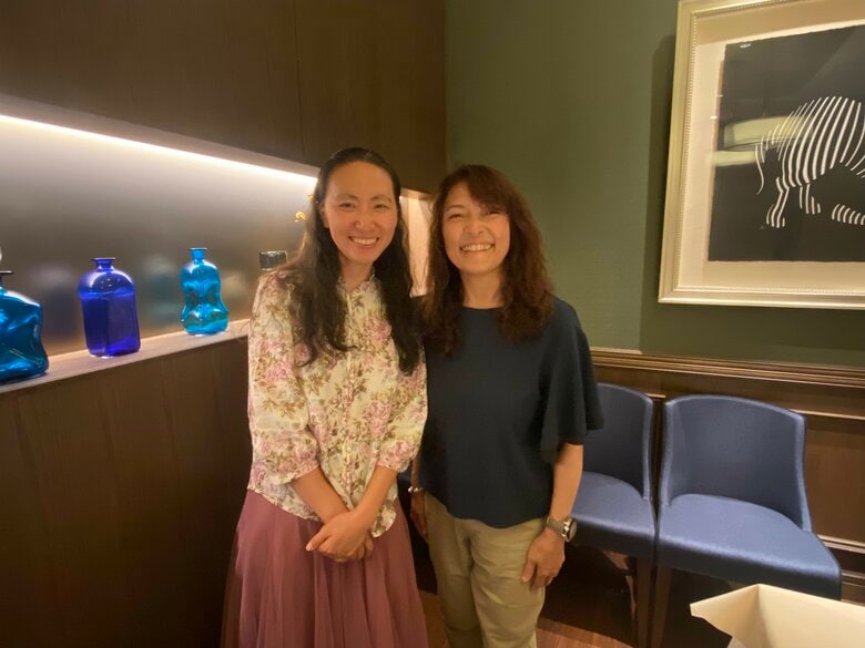 李一諾さん（左）、勝間和代さん（右）