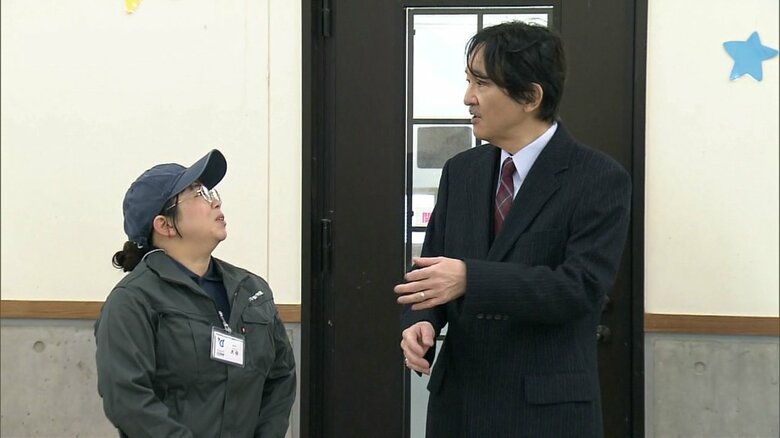 担当者とお話になる秋篠宮さま