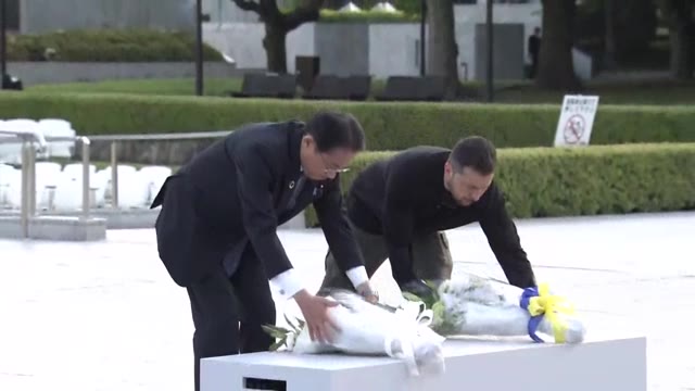 岸田首相と一緒に原爆慰霊碑に献花したゼレンスキー大統領（21日）