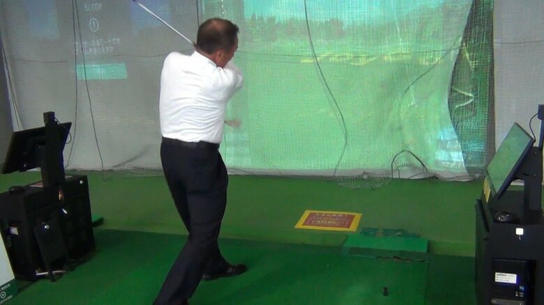 六本木のゴルフスクールを訪問し、ショットを披露（7月3日）