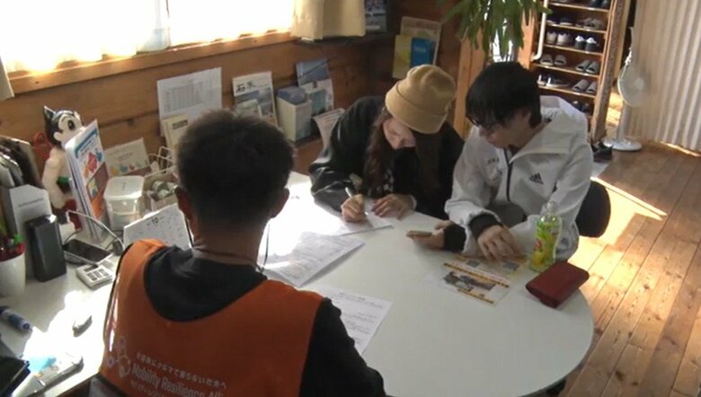 取材の日も貸し出しを受けに来た人が