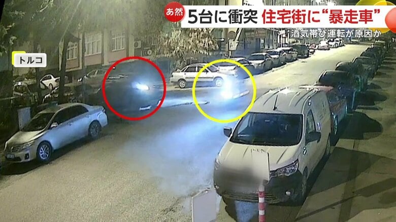 脇道から出てきた赤い車（左）（IHA）