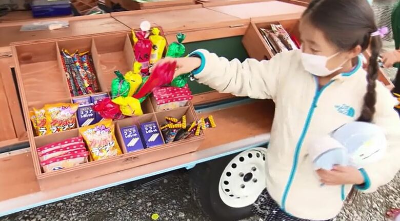 菓子を選ぶ子供