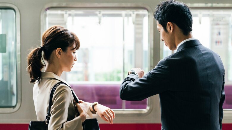 同僚と電車が一緒になったシーンでは…（画像はイメージ）