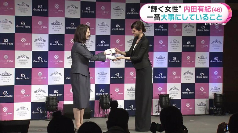 スタイルが際立つタイトなロングスカートで登壇した内田さん