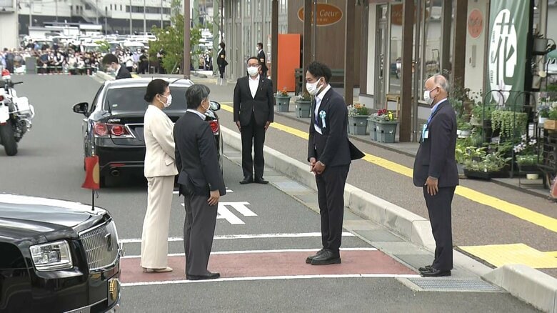 復興商店街に到着された両陛下