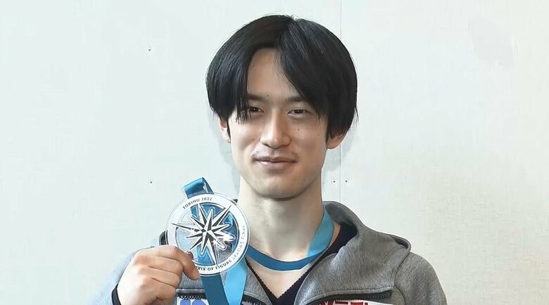 グランプリファイナルで獲得したメダルを掲げる山本草太（2022年）