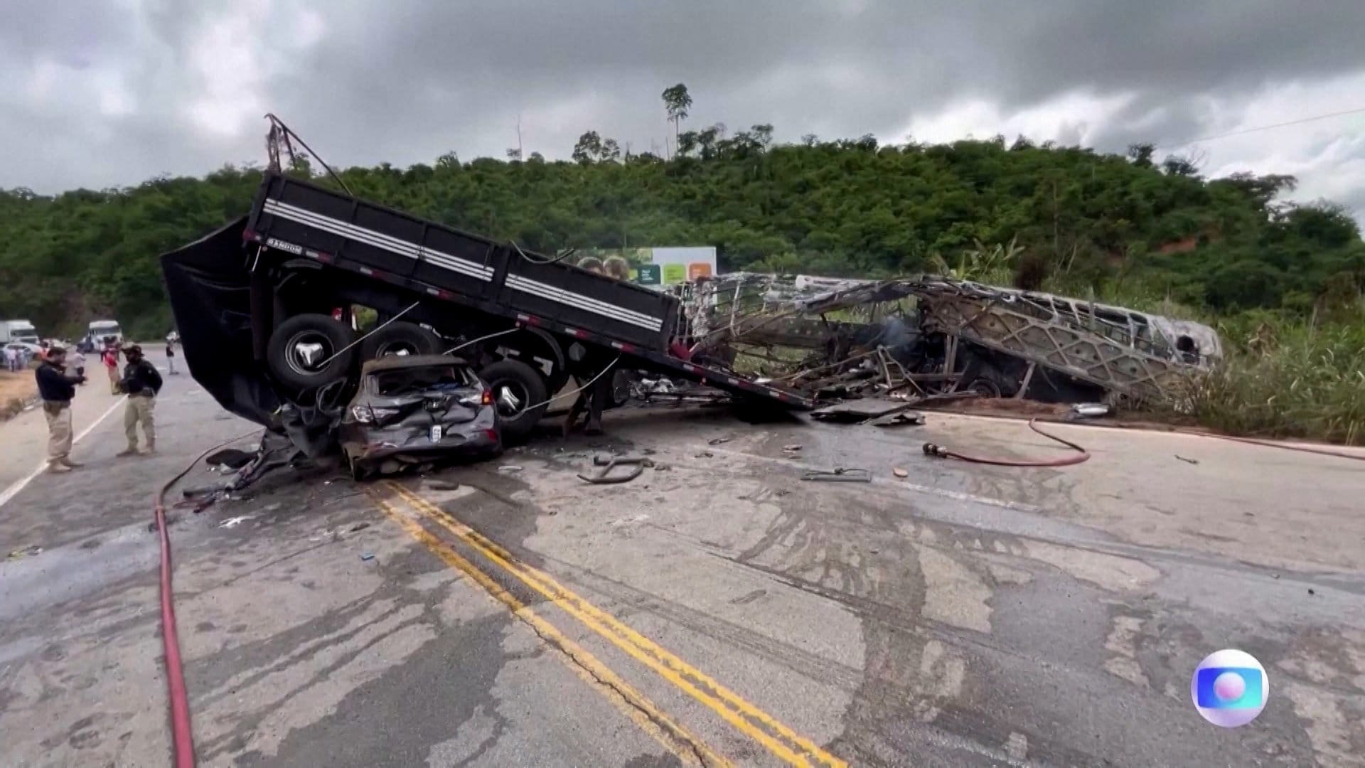 ブラジルの高速道路でバスとトラックが衝突 38人死亡 バスのタイヤがパンク（FNNプライムオンライン）｜ｄメニューニュース（NTTドコモ）