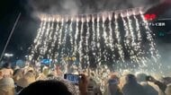 “最も危険な祭り”飛び交う200万発のロケット花火　火の粉の“滝”浴び続ける人も　御利益求め60万人…30人けが　台湾