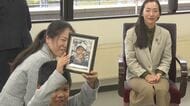 「最高の夫で父親だった」9歳息子が父の写真を高々と　平出和也…