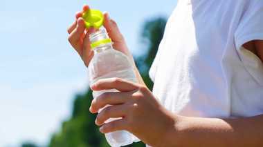 「スポーツドリンクも学校持ち込み禁止」で物議… 熱中症対策、本当に飲むべきものは何?
