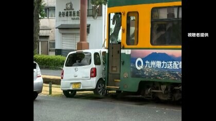 路面電車と衝突した軽自動車から3人逃走　右折禁止の交差点で右折か　乗客乗員7人にケガなし　警察が行方追う　鹿児島市