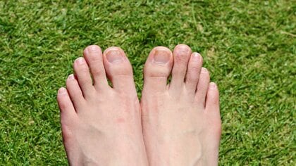 足のすっぴん爪を見せるのが恥ずかしい…なら今すぐ靴を見直して！「つま先から1cmのゆとり」と「正しい爪切り」が美爪再生の近道