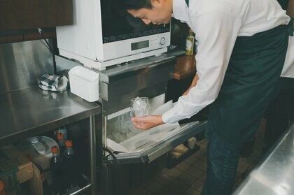 猛暑で「冷たい」氷が好調 製氷市場、4年連続で拡大 2024年度は691億円、23年度比2.9%増 「コンビニコーヒー」向けも好調