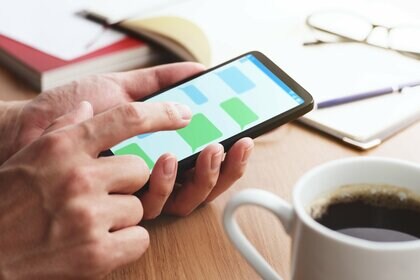 ビジネスチャットのスタンプ機能に抵抗感？40代の約半数が「使用しない」派…世代別で唯一“優勢”なワケ