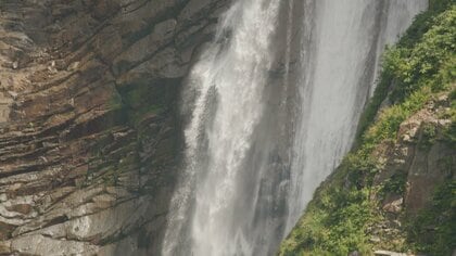 10万年の時を経て形成された絶景！称名滝とその周辺に生きる神秘の植物「ヒカリゴケ」が暗闇で緑に輝く