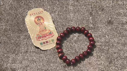 怪しい“お札”と“数珠”を売りつけ　“偽僧侶”が神社で外国人観光客狙い…オレンジ色法衣姿のアジア系男の正体は