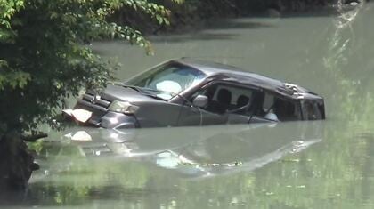 車が川に転落　骨折…斜面よじ登り、空き家に一泊　翌日、電車で帰宅「スマホ落として連絡できなかった」男性を書類送検