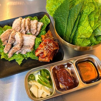 サクサク食感の春菊チヂミが名物…母直伝の本場の韓国家庭の味が揃う リピーター続出の韓国料理店「ハルハル」