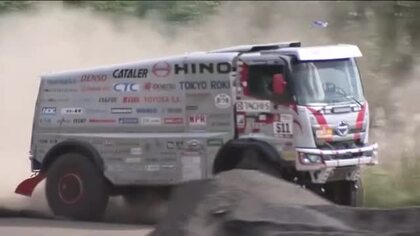 ダカールラリー12連覇の運転テクニック　日野自動車が同乗走行イベント　自動車整備士めざす学生が体験