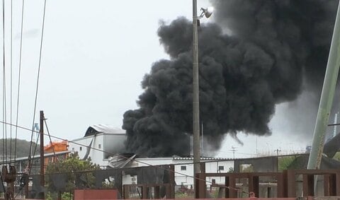 【映像】「工場で爆発音がした」金属ナトリウム分散体を含む工場で爆発火災―刺激性のある成分噴出の恐れがあるとして煙を吸い込まないよう市が呼びかけ＜北海道室蘭市＞
