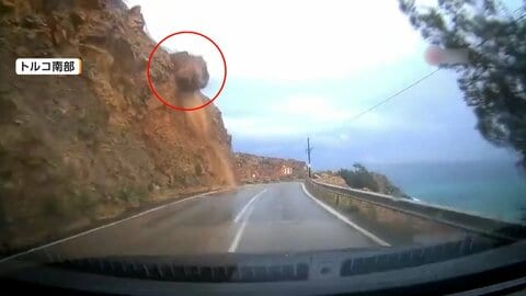 走行中に左から“土砂”　車をのみ込みフロントガラス割れる　道路状況は地元民「岩が落ちてくるのは明らか」トルコ