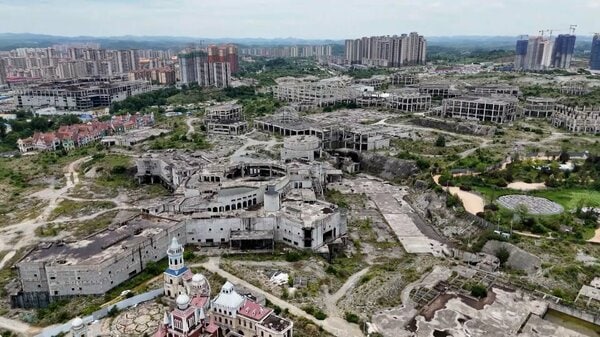 巨大テーマパークが次々廃墟化 中国不動産バブル崩壊で恒大グループが破綻…15カ所以上放置 人工島は工事未完成|FNNプライムオンライン