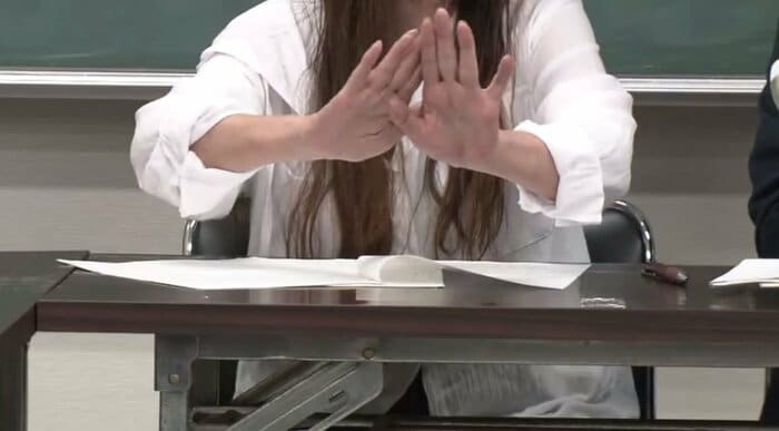 訴えを起こした女性の会見