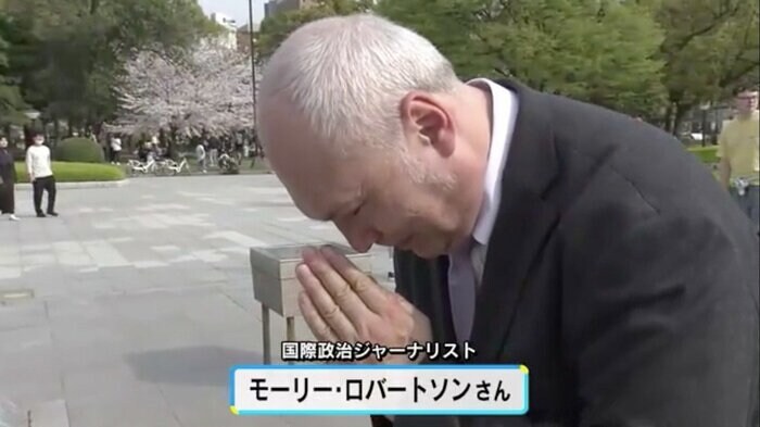 広島市の平和記念公園で慰霊碑に手を合わせるモーリーさん