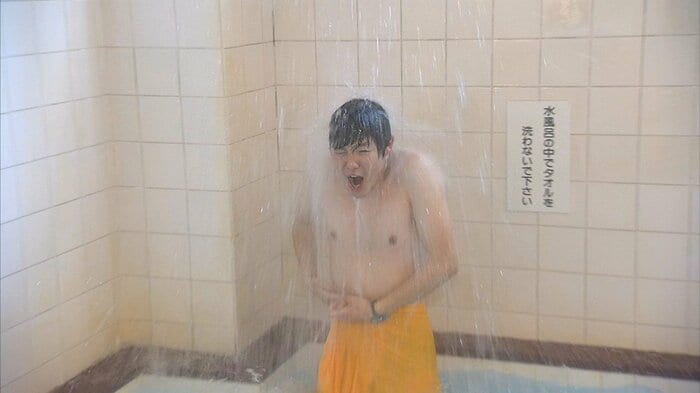 水風呂には“滝”も ※撮影のため許可をもらいタオルを使用しています