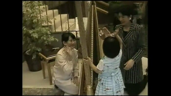 陛下撮影ビデオの雅子さまと愛子さま(当時は皇太子妃雅子さま)(2004年 宮内庁提供)