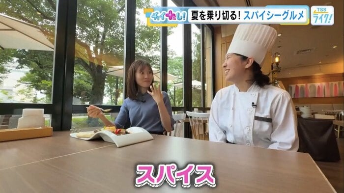 中西アナ（左）とザリバーサイドカフェの村上依美奈さん
